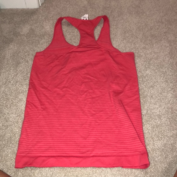 Under Armour women’s workout tank - Picture 3 of 3